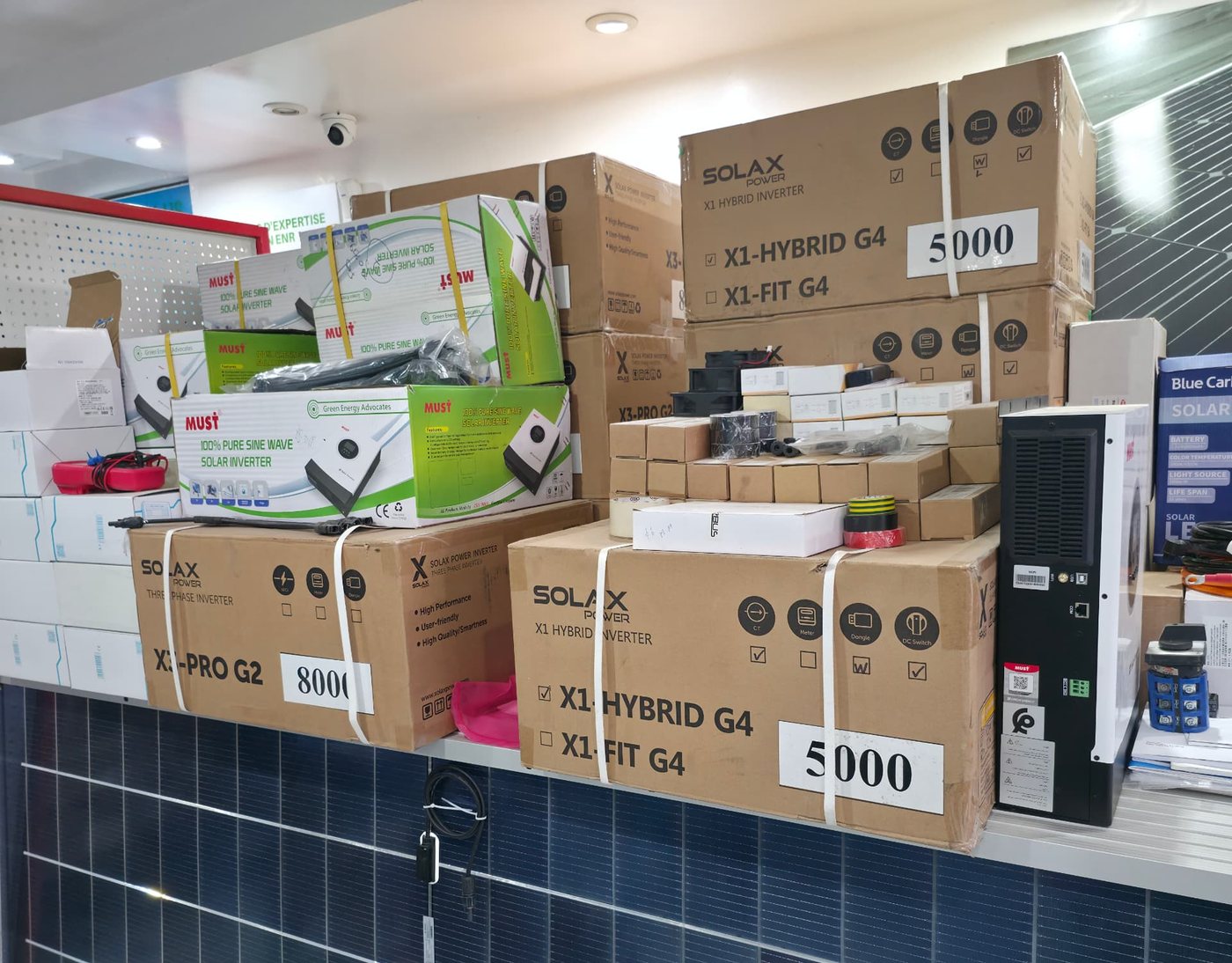 Onduleurs et équipements photovoltaïques en stock dans les locaux SOLAIRE PLUS