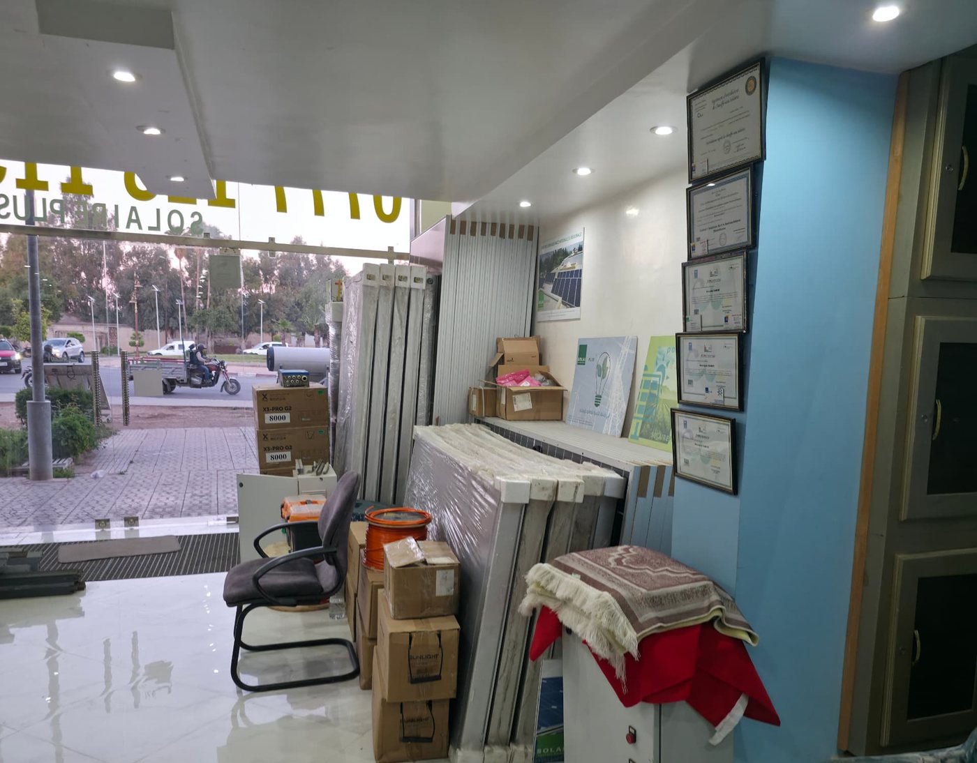 Locaux SOLAIRE PLUS : matériel photovoltaïque et équipements techniques